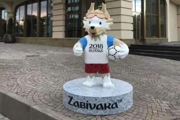 Статую волчонка Забиваки установили около отеля в Саратове