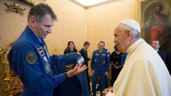 «Космический презент»: Экипаж МКС подарил папе Римскому комбинезон космонавта