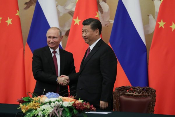 В Китае Путину подарили нижэньчжан с его лицом