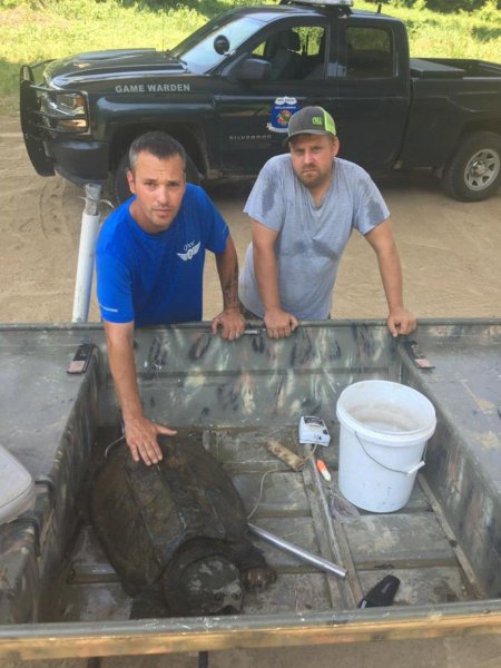 Рыбаки из Оклахомы выловили огромное ужасное чудовище