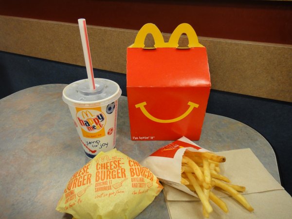 McDonald's заменит пластиковые трубочки бумажными соломинками