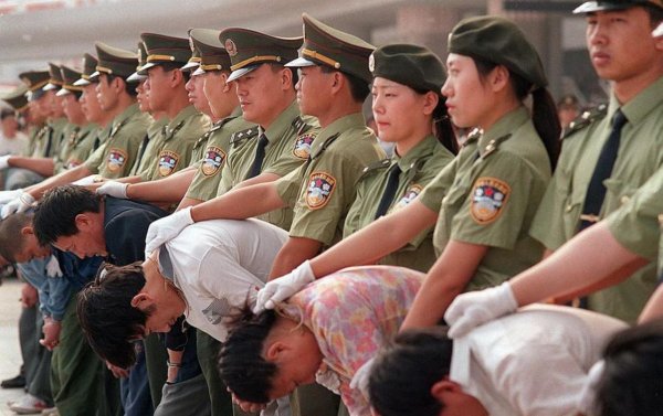 В Китае к смертной казни на спортивной площадке приговорили наркоторговцев