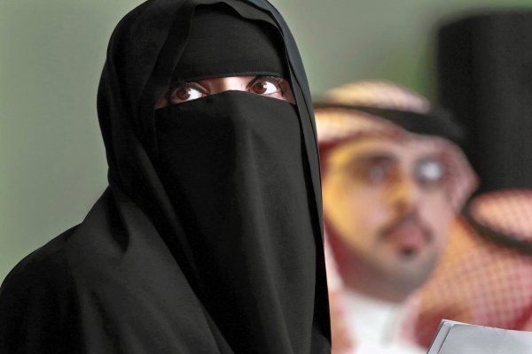 В Саудовской Аравии журналистку затравили за развевающееся на ветру платье