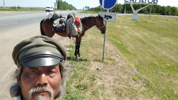 Китайский путешественник на лошади доскакал до Саратова