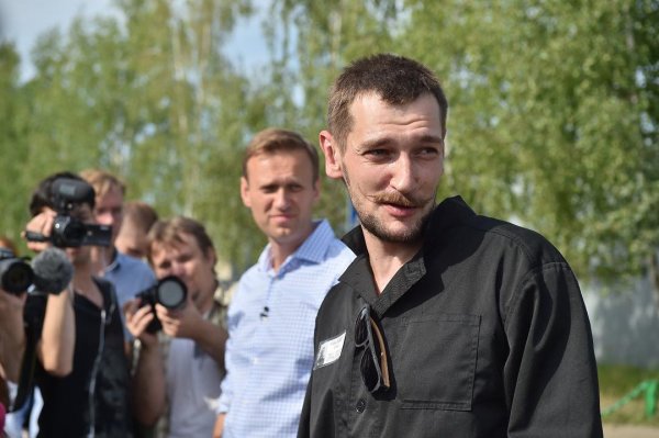 Ведро, ликер и Zippo: брат Навального сжег арестантскую робу