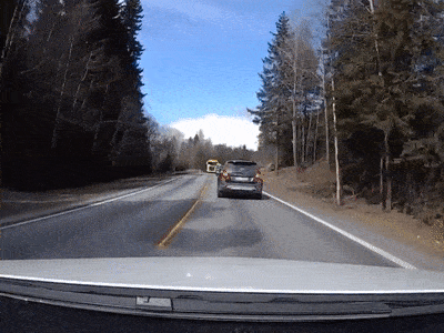 Видео: Водитель вышел невредимым после лобового удара с грузовиком