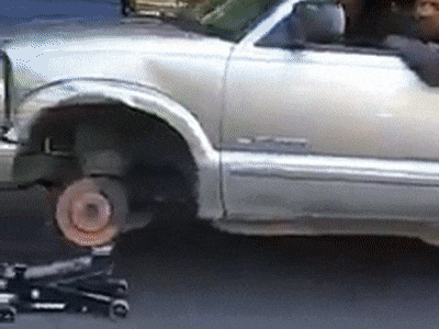 Видео: Отчаянный американец использовал домкрат вместо колеса