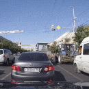 Видео: Пара трактористов красиво ушла со светофора