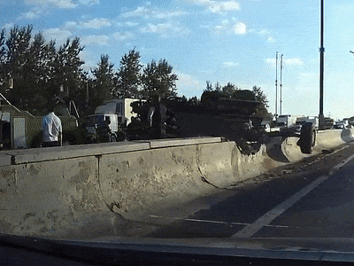 Видео: У грузовика вырвало ось в кошмарной аварии на МКАД