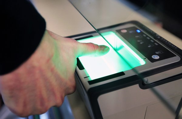 С 1 июля россияне будут сдавать своим банкам биометрические данные