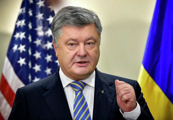 В Совфеде подняли на смех мечту Порошенко поднять украинский флаг в Крыму