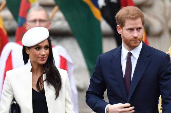 Неловкий момент: Принц Гарри отказался держать за руку свою супругу Меган Маркл