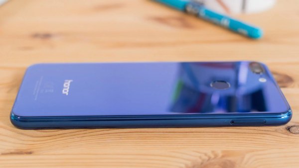 На российский рынок уже вышел премиальный смартфон Honor 9 Lite от Huawei