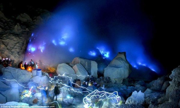 Гори оно синим пламенем:  Туристы любуются извержением голубого вулкана в Индонезии