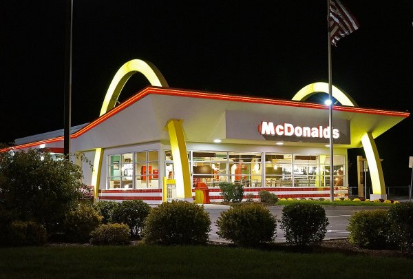 Чизбургер и картофель фри из «Макдональдса» не испортились после шести лет в шкафу