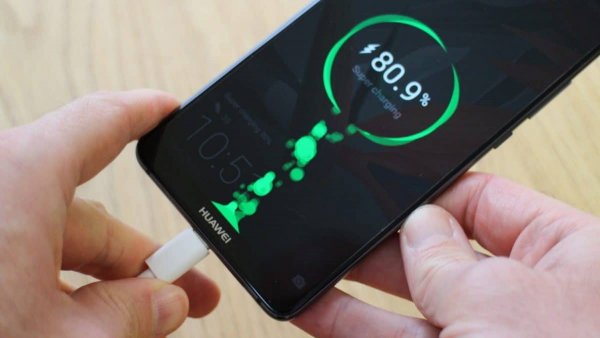 Новый смартфон от Huawei сможет зарядиться до 100% за полчаса