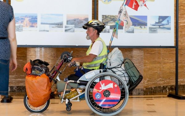 Необычный турист доехал из Петербурга во Владивосток на инвалидной коляске