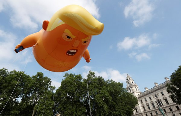 В Лондоне запустили гигантского надувного «малыша Трампа»