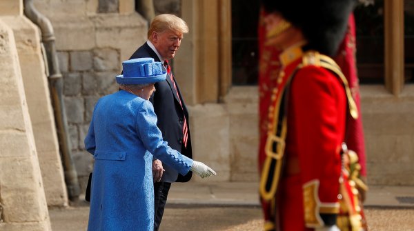 Оконфузился: Дональд Трамп потерял королеву Елизавету II