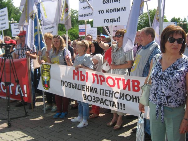 Высмеивающие пенсионную реформу билборды появились в Ростове