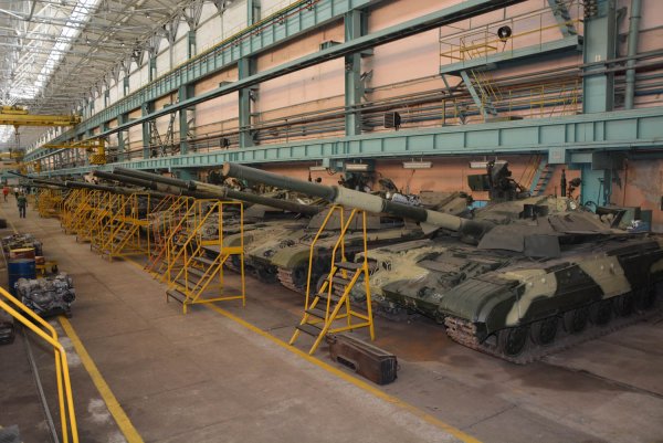 Украинские видеоблогеры пробрались на неохраняемый склад танков