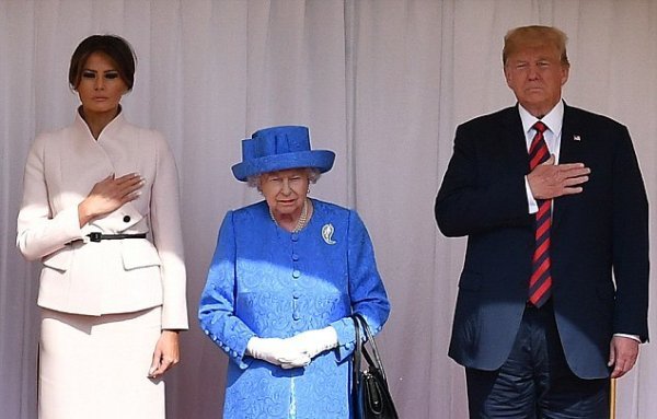 Тонкий троллинг: Королева Елизавета II посмеялась над Дональдом Трампом