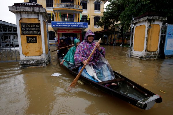 Во Вьетнаме тайфун унёс жизни минимум 10 человек