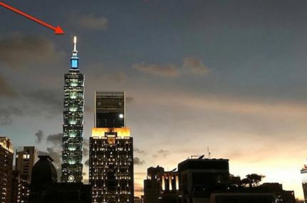 В Тайване уфолог 3 минуты наслаждался полетом НЛО на фоне очаровательного заката
