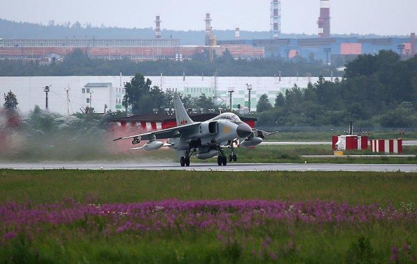 Над Екатеринбургом летают военные самолёты Китая