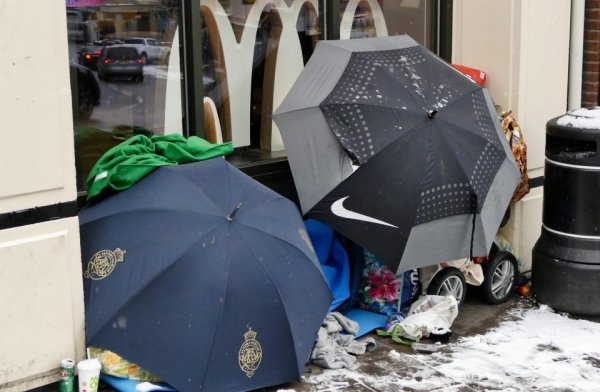 Тысячи работников Prada не могут позволить себе дом и спят на улицах Великобритании