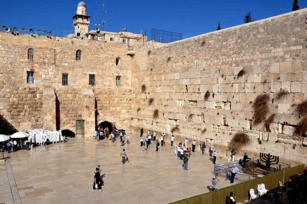 Огромный кирпич выпал из Стены Плача в Иерусалиме