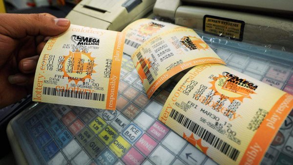 В Калифорнии мужчина выиграл в лотерею более полумиллиарда долларов