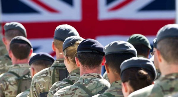 На видео попала схватка британских военных с резиновым пенисом