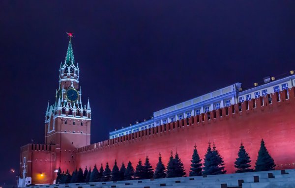 В постере сериала «Карточный домик» московский Кремль залили кровью