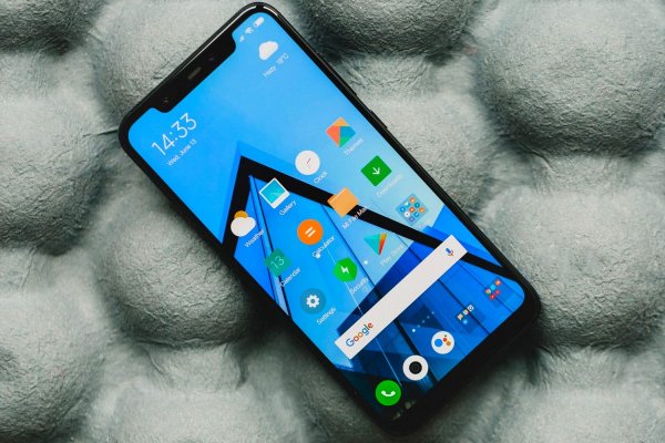Смартфон Xiaomi Pocophone F1 «не дотянул» до лидерства в AnTuTu