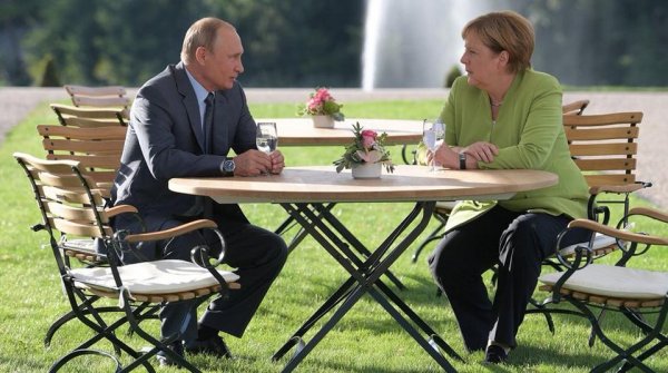 Принцесса в заточении: СМИ узнали, как «томилась» Меркель, ожидая Путина со свадьбы