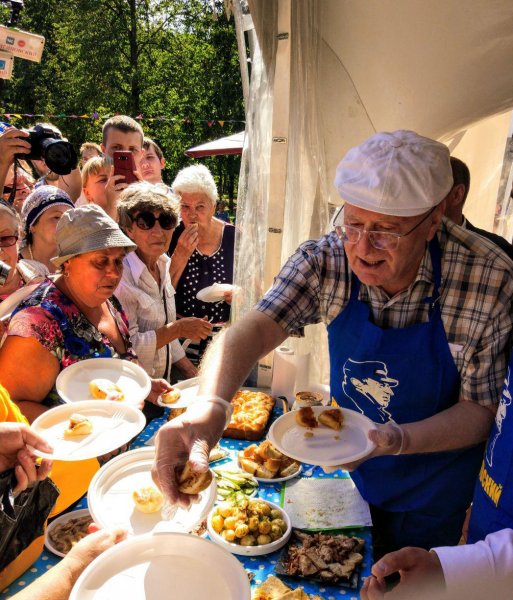 «Гречка с обещаниями»: Жириновский накормил пенсионеров на фестивале в Люберцах
