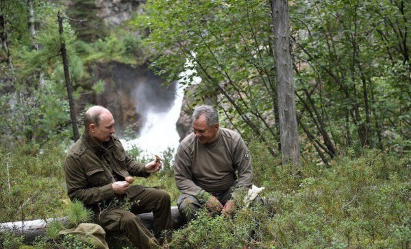 Ходил по горам и собирал грибы: Песков рассказал, как Путин провел выходные в Тыве