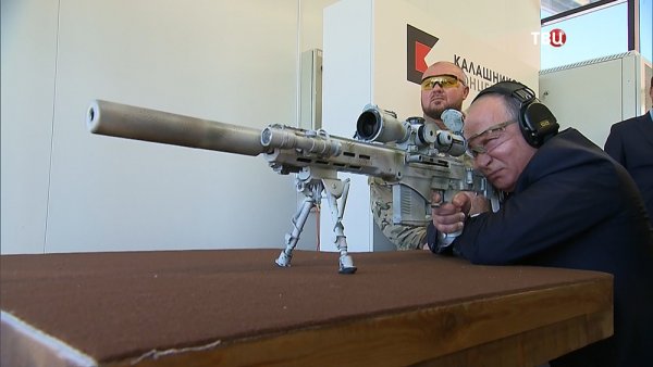 В Сети появилось видео, как Путин пострелял из новой снайперской винтовки СВЧ-308