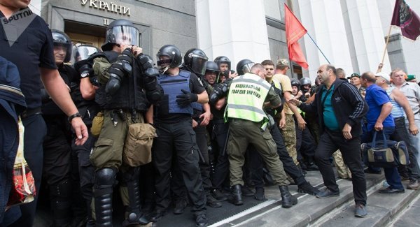 В Киеве националисты подрались с полицией у здания Верховной Рады