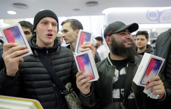 Место в очереди за новым iPhone можно купить за 250 тысяч рублей