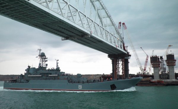Корабли ВМС Украины впервые проплыли под Крымским мостом