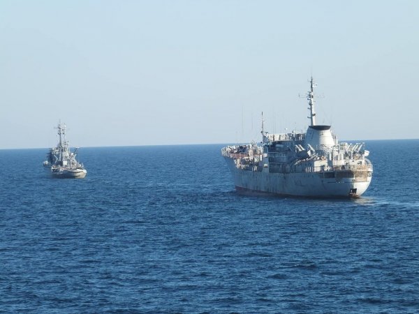 Корабли ВМС Украины впервые проплыли под Крымским мостом