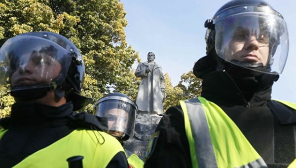 В Киеве полиция встала на защиту памятника Ватутину