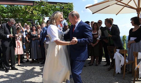 Путин потанцевал с главой МИД Австрии на свадьбе
