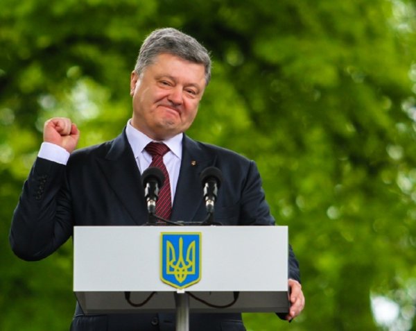 «Скорее, длинный язык»: Соцсети посмеялись над рассказом Порошенко о «крепких мышцах Украины»
