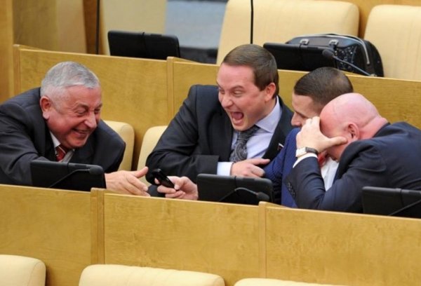 Депутат Госдумы засунул палец в ухо коллеги во время заседания