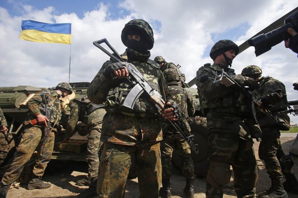 Украинские военнослужащие разгромили пансионат на границе с Крымом