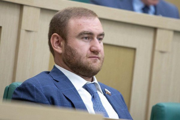Замешан в двух убийствах: Сенатора Арашукова задержали во время заседания СФ