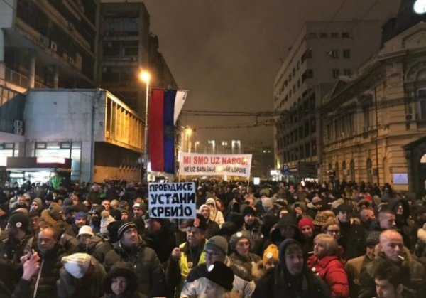 Толпа демонстрантов захватила здание гостелевидения в Сербии